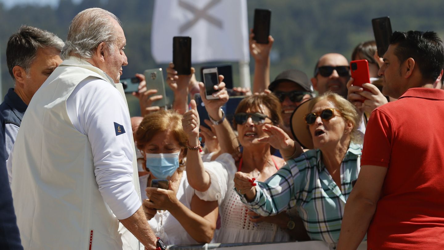 El rey Juan Carlos, a su llegada a Sanxenxo el año pasado. (EFE/Lavandeira Jr.)