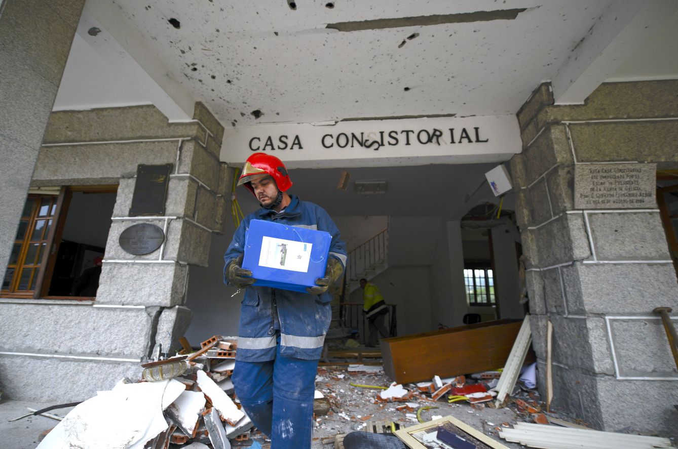 Un bombero retira escombros del Ayuntamiento tras el atentado de 2013. (EFE)