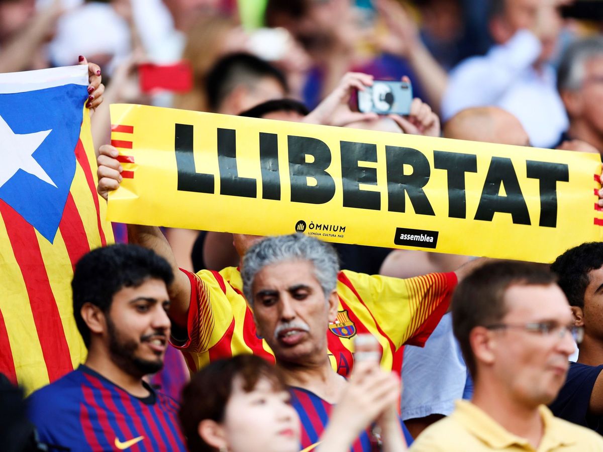 Foto: Aficionados del Barça, con esteladas y pancartas. (EFE/Alejandro García)