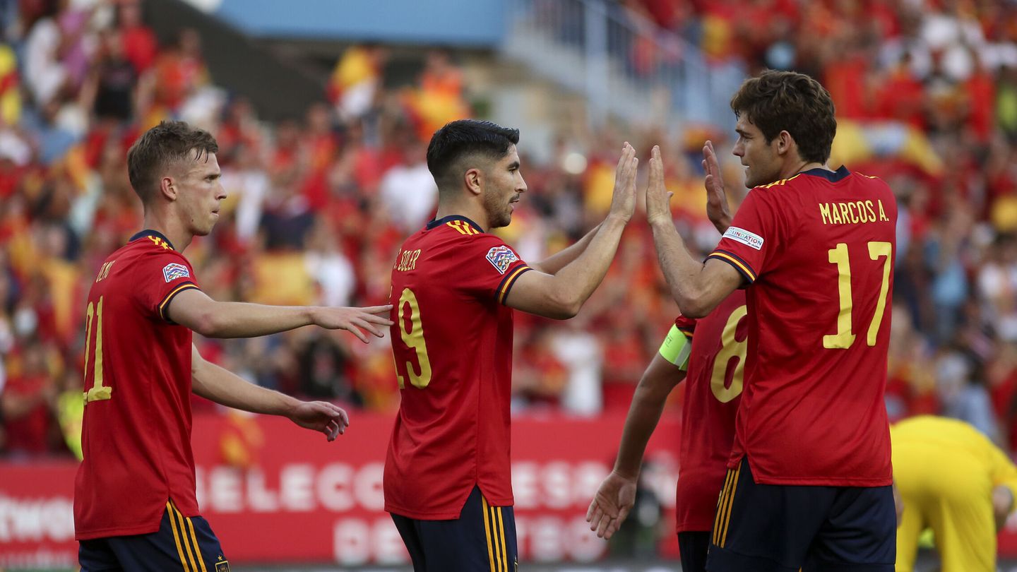 Los jugadores de la Selección celebran el gol de Soler. (EFE/Daniel Pérez)