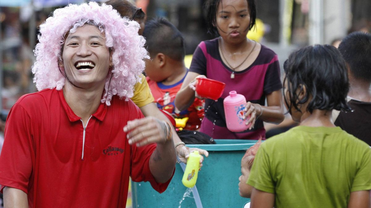 Los doce mandamientos de una dictadura militar que te obliga a ser feliz en Tailandia