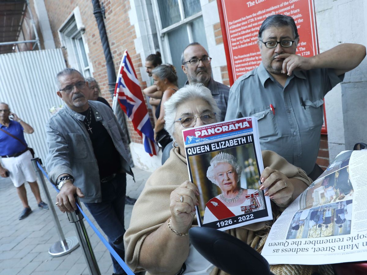 Foto: Ciudadanos de Gibraltar muestran sus condolencias por la muerte de Isabel II. (EFE/Carrasco Ragel) 
