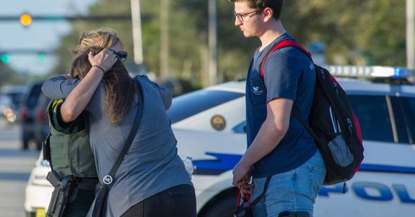 Foto: Familiares consuelan a varios estudiantes tras el tiroteo registrado en Florida. (EFE)