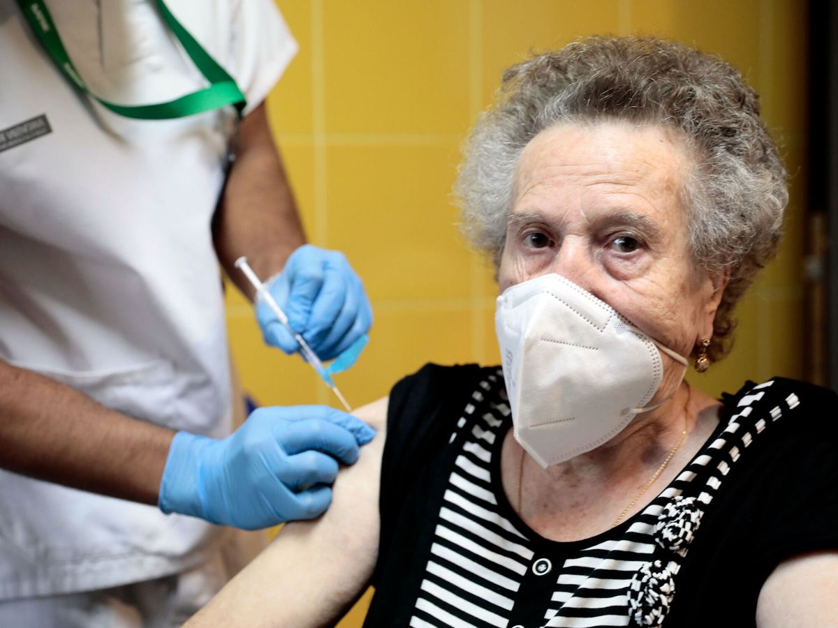 Foto: La Comunitat Valenciana inocula la tercera dosis a una mujer mayor de 70 años. (Ana Escobar/EFE)