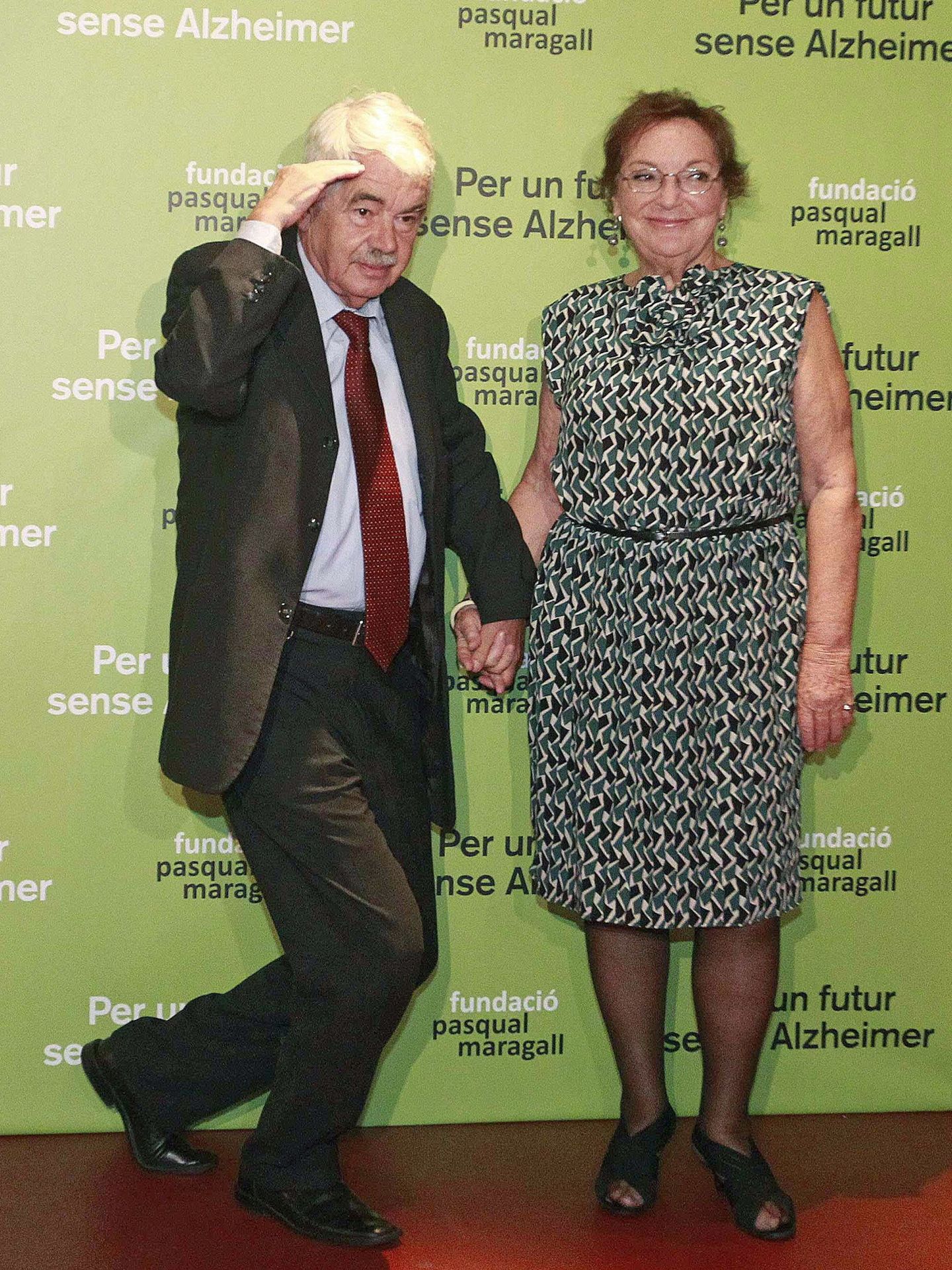 Pasqual Maragall, junto a su mujer, Diana Garrigosa, en 2013. (EFE)