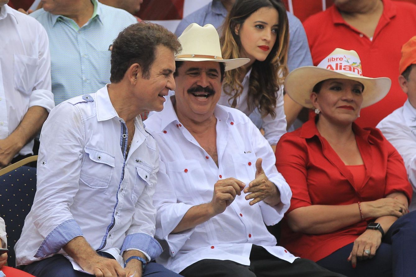 El candidato Salvador Nasralla (i), el expresidente Manuel Zelaya (c) y su esposa Xiomara Castro (d). (EFE)