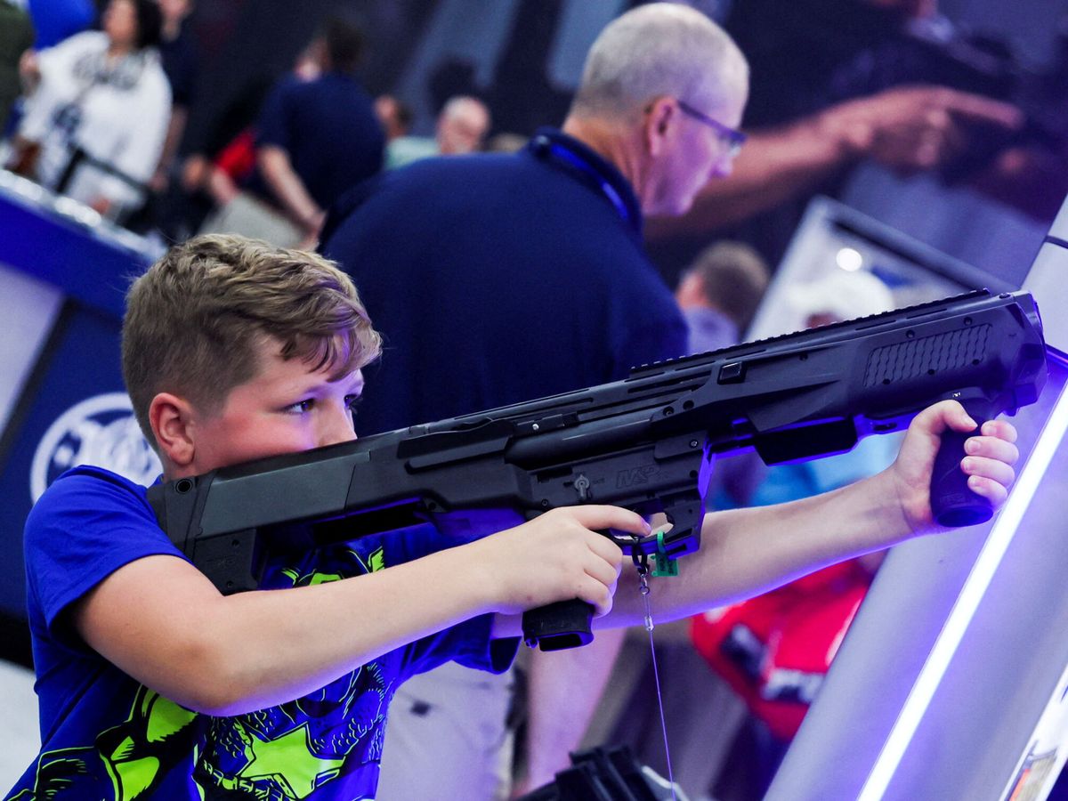 Foto: Un niño de 12 años prueba una escopeta en la convención anual de la Asociación Nacional del Rifle. (NRA)