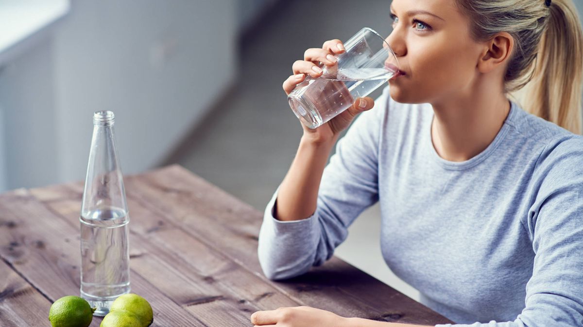 Por qué es muy importante que bebas agua antes de acostarte