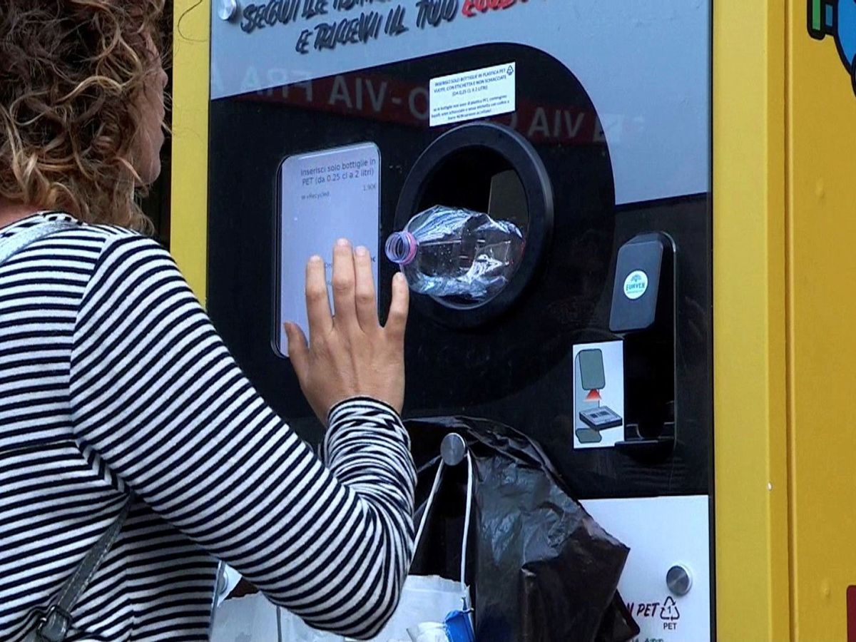 Foto: Una mujer intenta recuperar el dinero pagado por un envase (EFE)