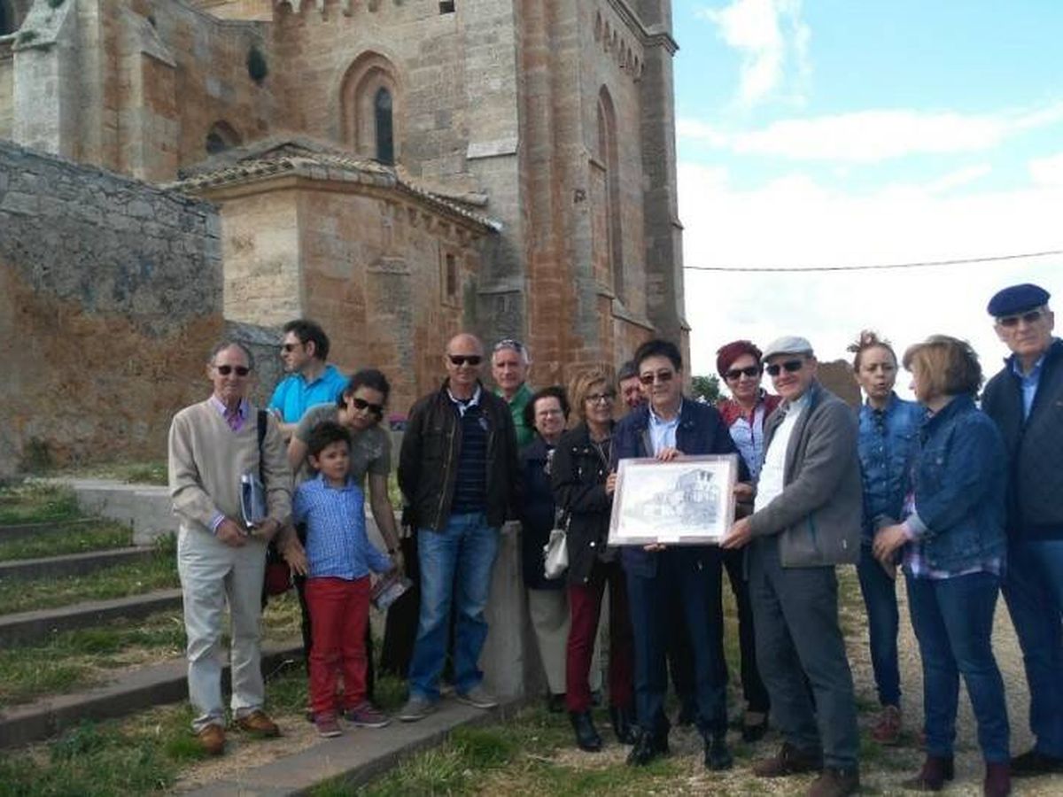 Foto: Vecinos y promotores de la restauración junto a la iglesia (Fuente: Hispania Nostra)