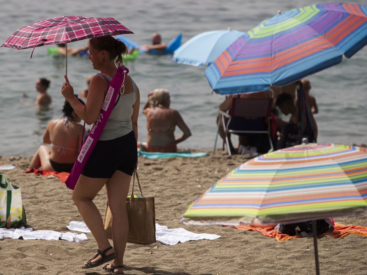 Foto: Dejar la sombrilla en la playa para reservar sitio, y luego desaparecer, está prohibido en algunos arenales españoles. (EFE/Jorge Zapata)
