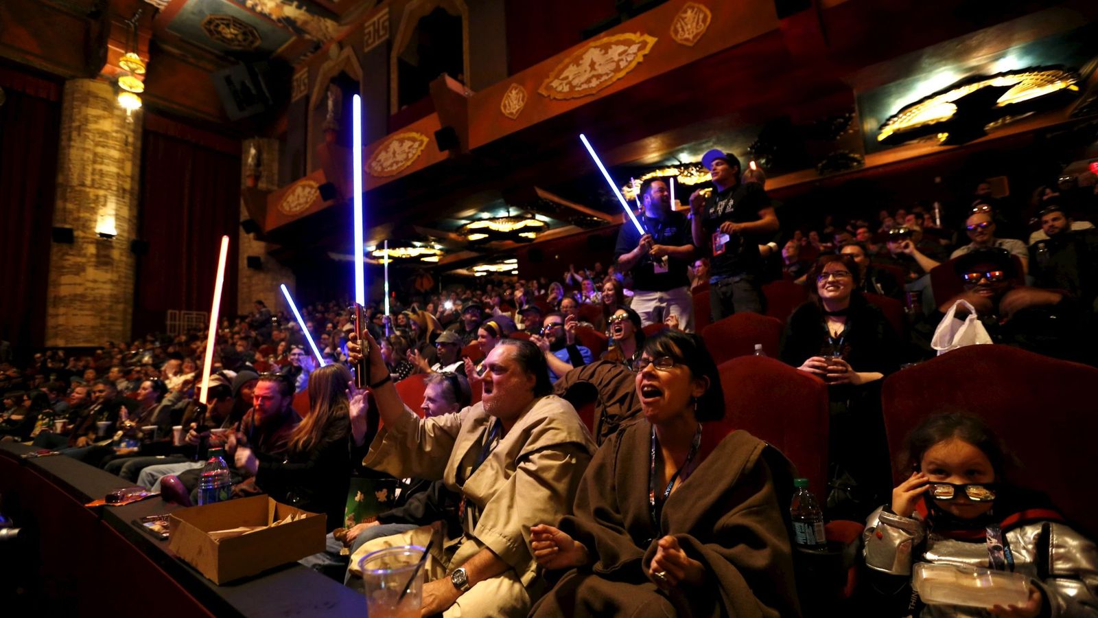 Foto: Un grupo de espectadores, en el estreno de El Despertar de la Fuerza. (Reuters)