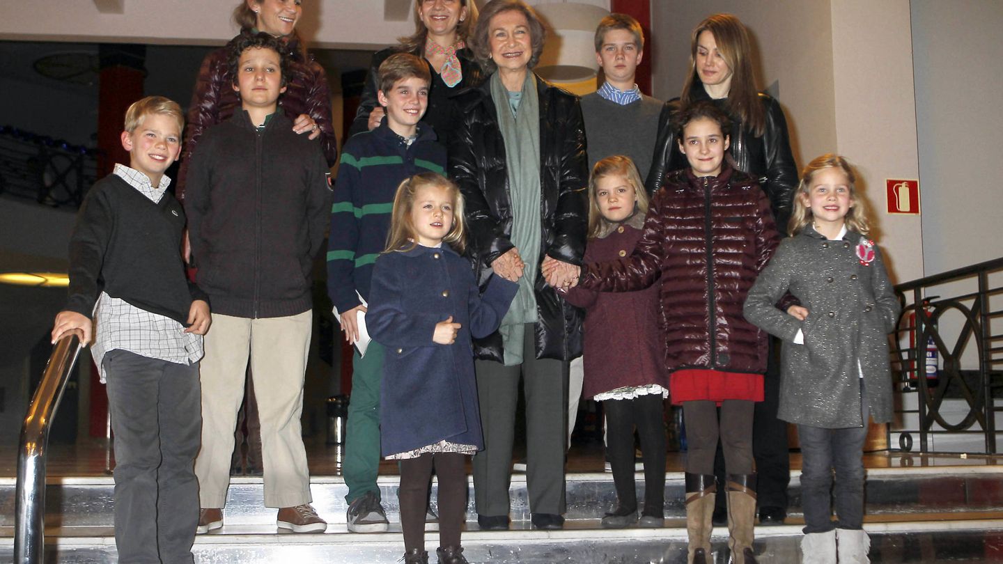 Sofía con sus ocho nietos, sus dos hijas y su nuera en 2012. (Gtres)
