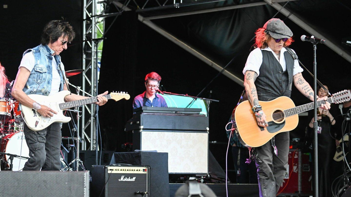  Johnny Depp, actuando junto a Jeff Beck en Helsinki. (EFE/Kimmo Brandt)