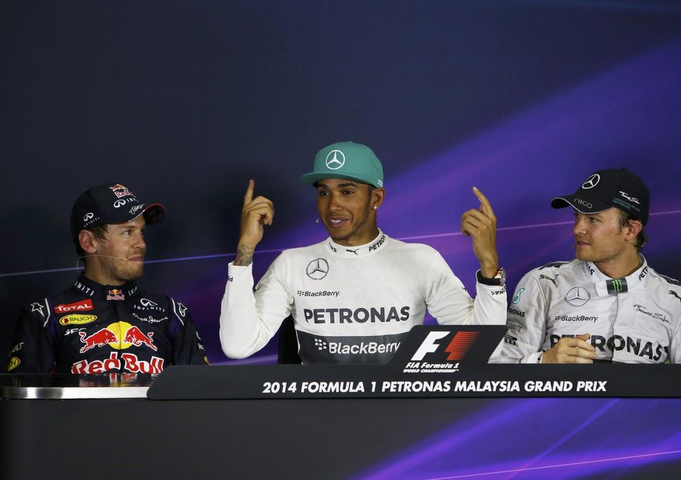 Foto: Hamilton, sentado entre Sebastian Vettel y Nico Rosberg.