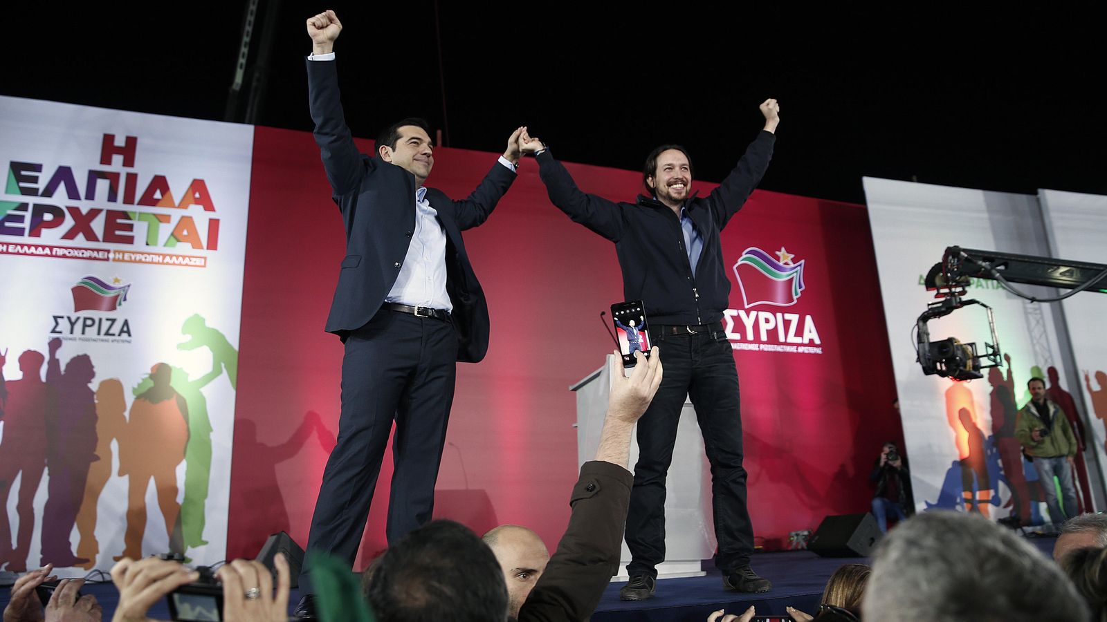 Foto: Alexis Tsipras y Pablo Iglesias en el acto de fin de campaña de Syriza el pasado enero. (Reuters)