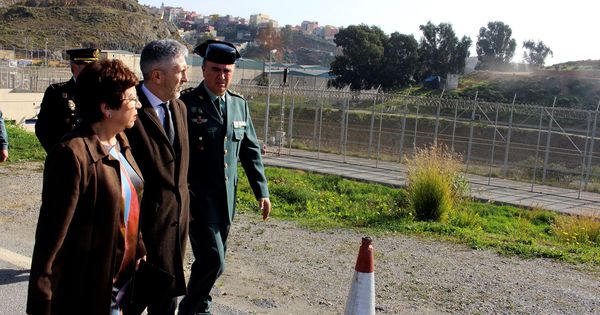 Foto: El ministro del Interior, Fernando Grande-Marlaska, durante la visita que realizó en febrero al puesto fronterizo de El Tarajal y el perímetro fronterizo de Ceuta (EFE).