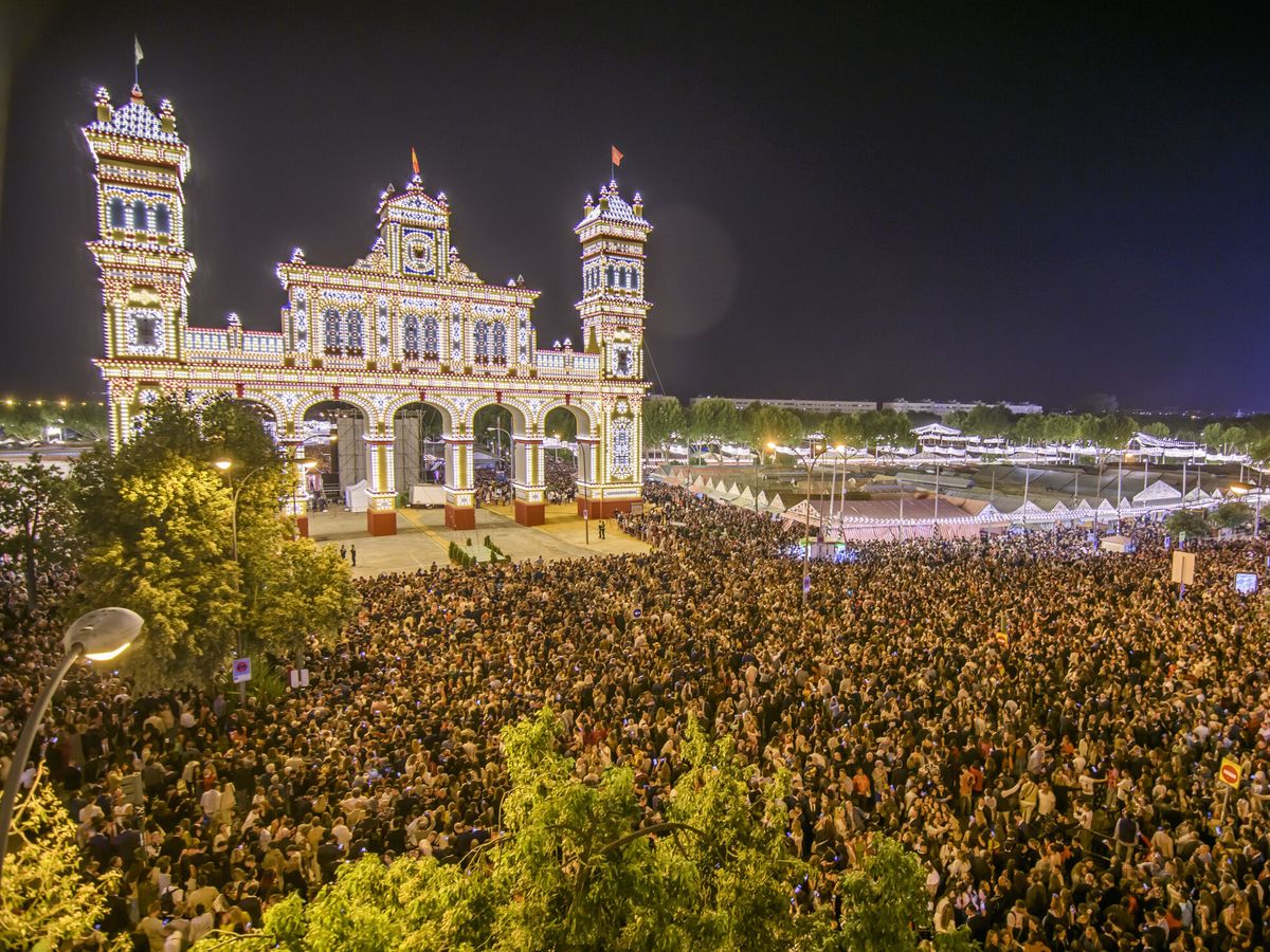 Foto: El 'alumbrao' de la Feria de Abril en Sevilla en 2023. (EFE/Raúl Caro)