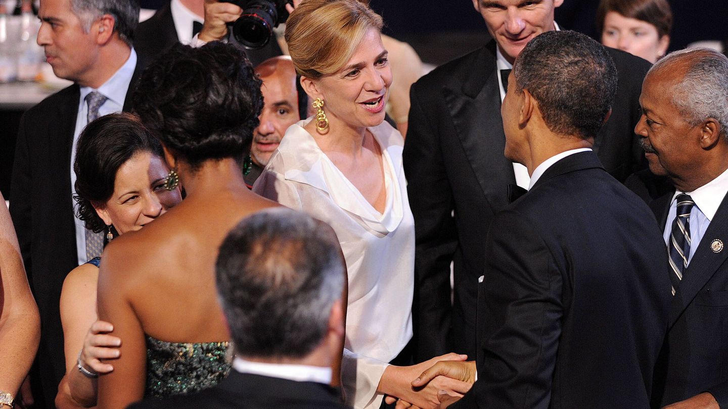 La infanta Cristina saluda a Barack Obama en presencia de su marido, Iñaki Urdangarin, durante su etapa en Washington. (EFE)