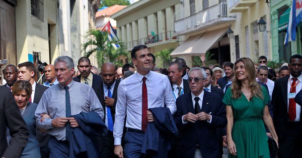 Foto: Pedro Sánchez y su mujer pasean por La Habana Vieja con el presidente de Cuba, Miguel Díaz-Canel (i) y el historiador de la ciudad, Eusebio Leal, este 23 de noviembre. (EFE)