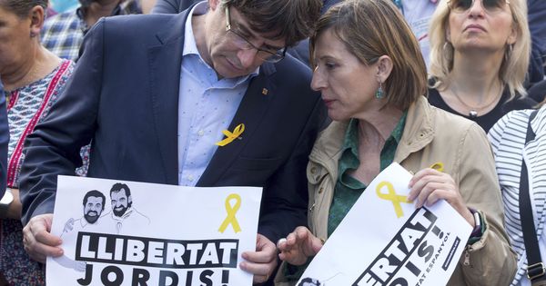 Foto:  El presidente de la Generalitat, Carles Puigdejavascript:;mont y la presidenta del parlament Camen Forcadell durante la manifestación del 21-O. (EFE)