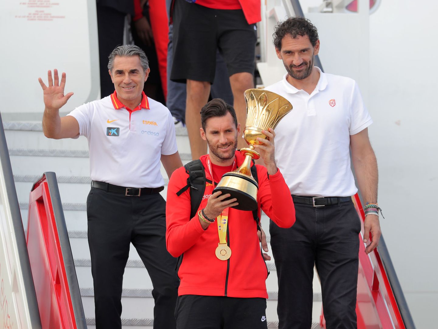 Scariolo, con Garbajosa y Rudy a su llegada a Madrid como vencedores del Mundial de China. (EFE)
