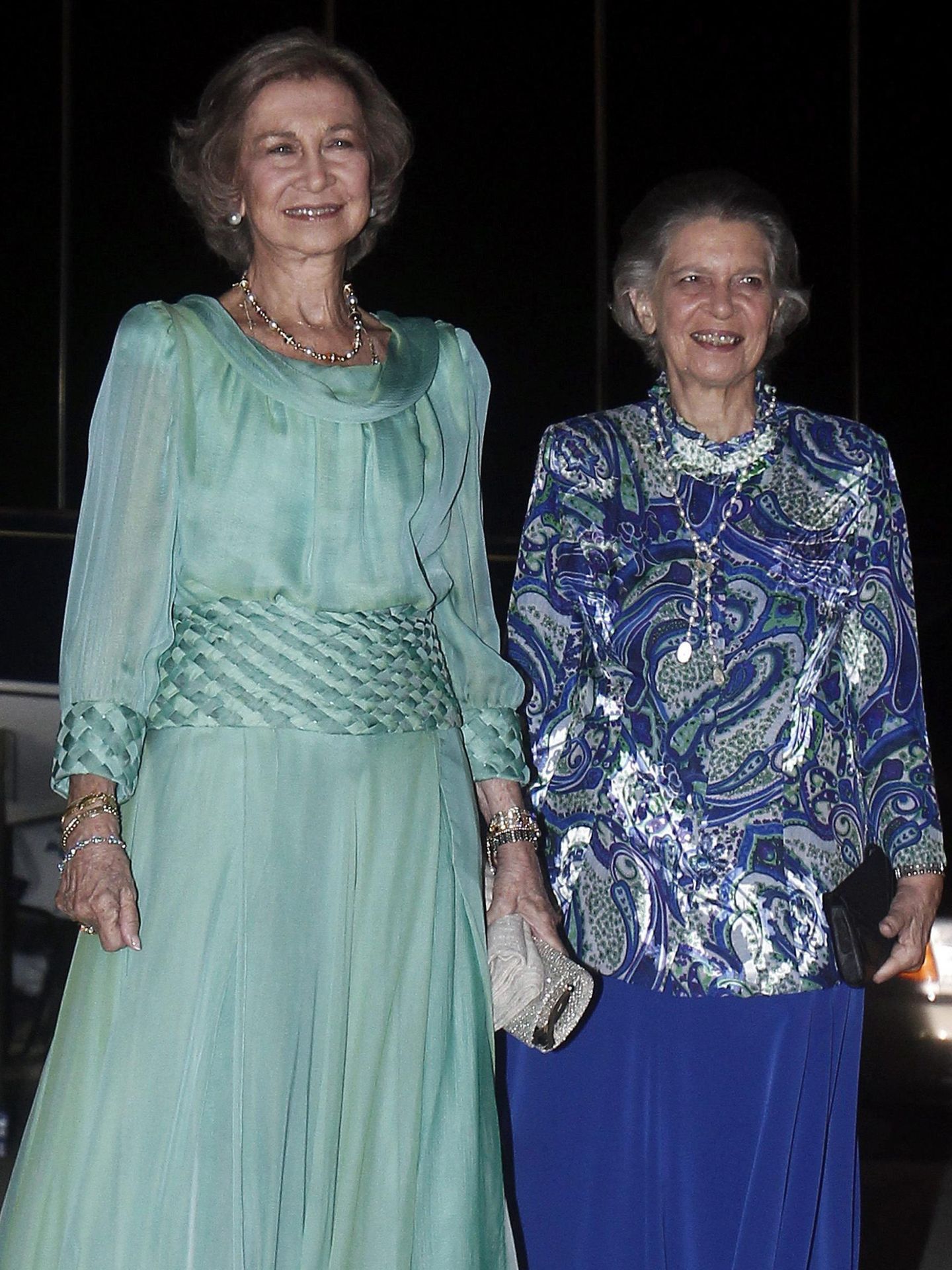 La reina Sofía y su hermana, la princesa Irene, en la celebración de las bodas de oro de su hermano, Constantino de Grecia. (EFE)