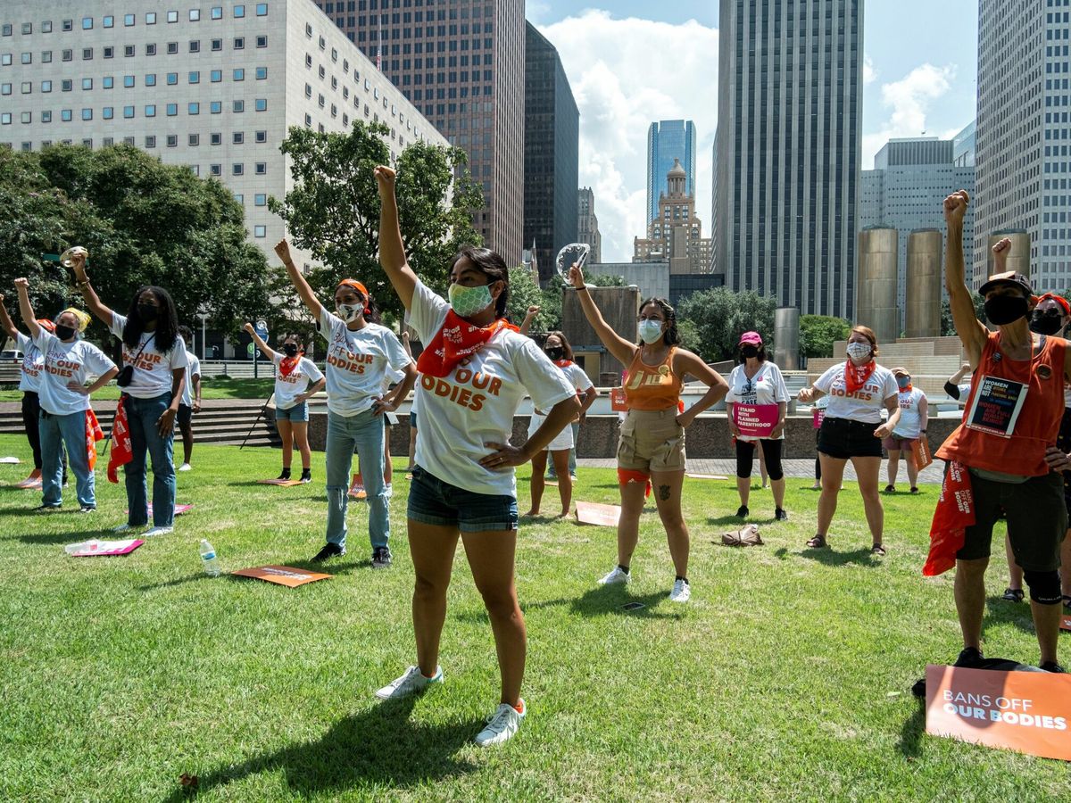 Foto: Un grupo de activistas protesta contra la disposición que prohíbe el aborto en Houston, Texas (EEUU). (EFE/José Luis Castillo)
