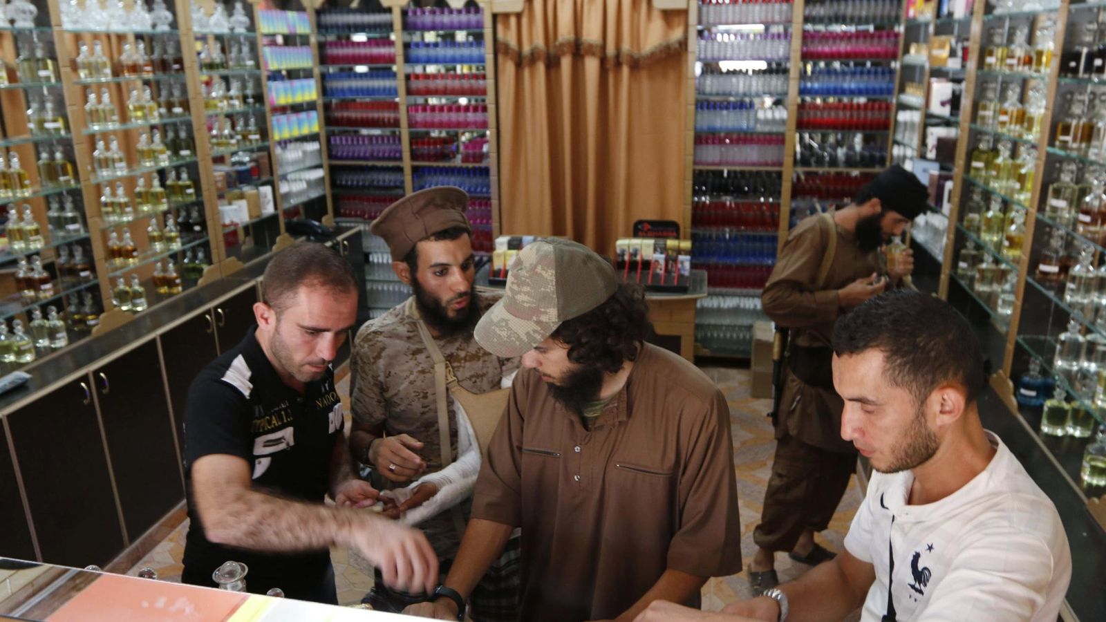 Foto: Milicianos del ISIS inspeccionan una perfumería en Raqqa, su 'capital' en Siria, en septiembre de 2014 (Reuters). 