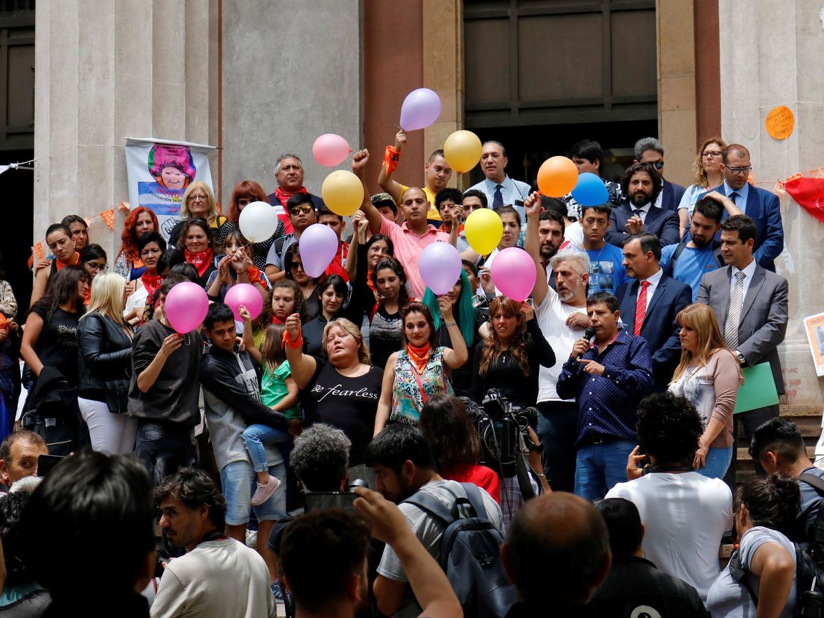 Foto: Familiares, víctimas y grupos de apoyo, se manifiestan a las afueras de la corte este lunes en Mendoza (EFE)