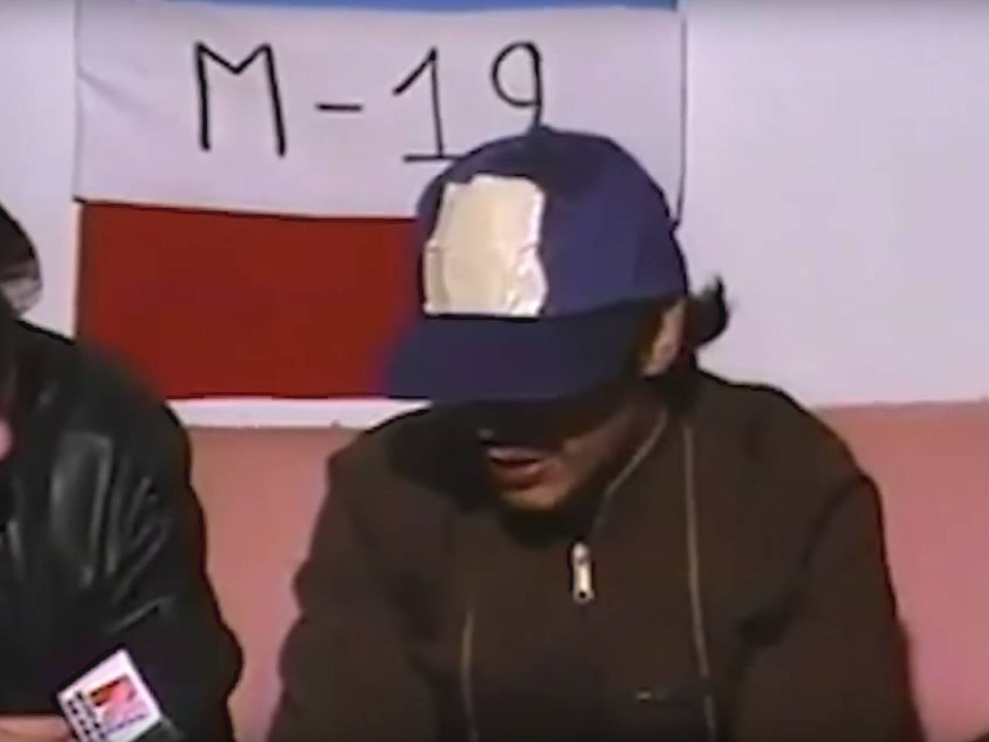 Gustavo Petro entrevistado en su juventud, cuando era miembro de la guerrilla del M-19