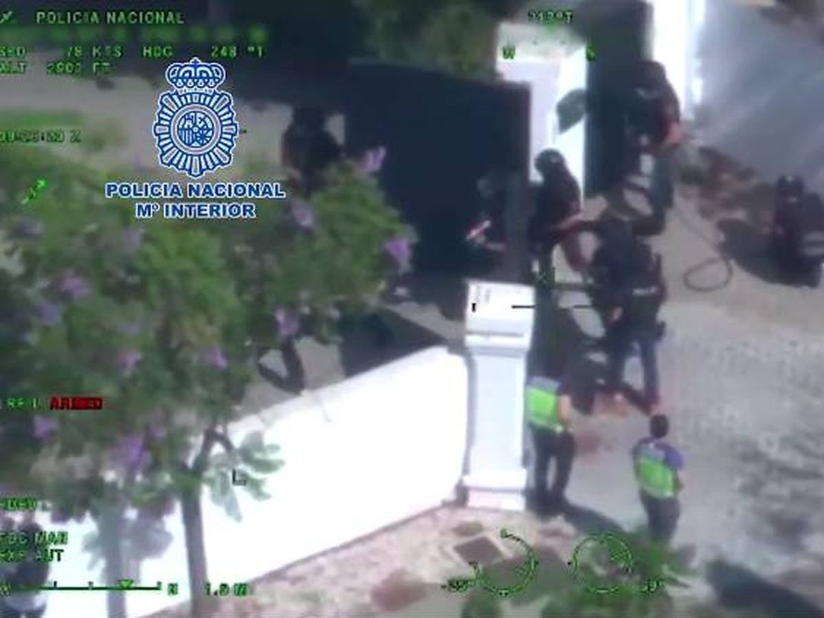 Foto: Momento en el que los agentes irrumpen en la vivienda de uno de los detenidos en Marbella. Foto: Policía Nacional