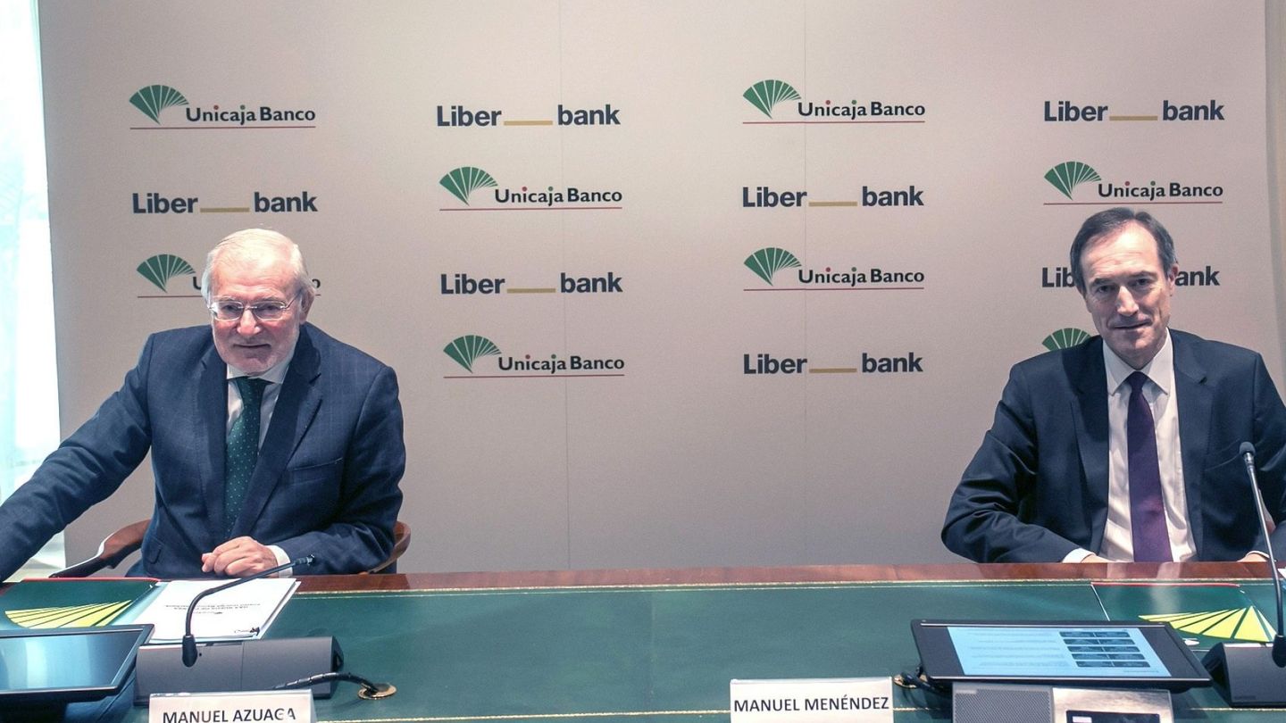El presidente de Unicaja Banco, Manuel Azuaga (i), junto al CEO de Liberbank, Manuel Menéndez (d). (EFE)