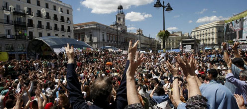 Foto: Los manifestantes desbordan la Puerta del Sol durante la jornada de reflexión