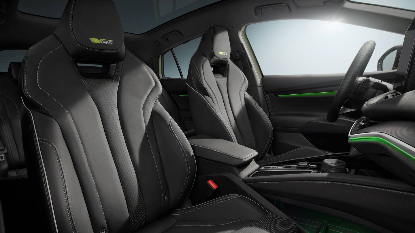 El interior de la versión RS también presenta elementos específicos, como los asientos deportivos.