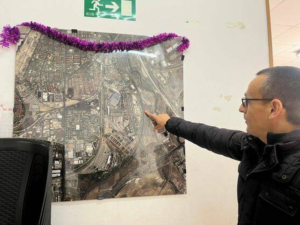 Foto: Antonio frente al mapa de Butarque donde se señala el problema. (A.F.)
