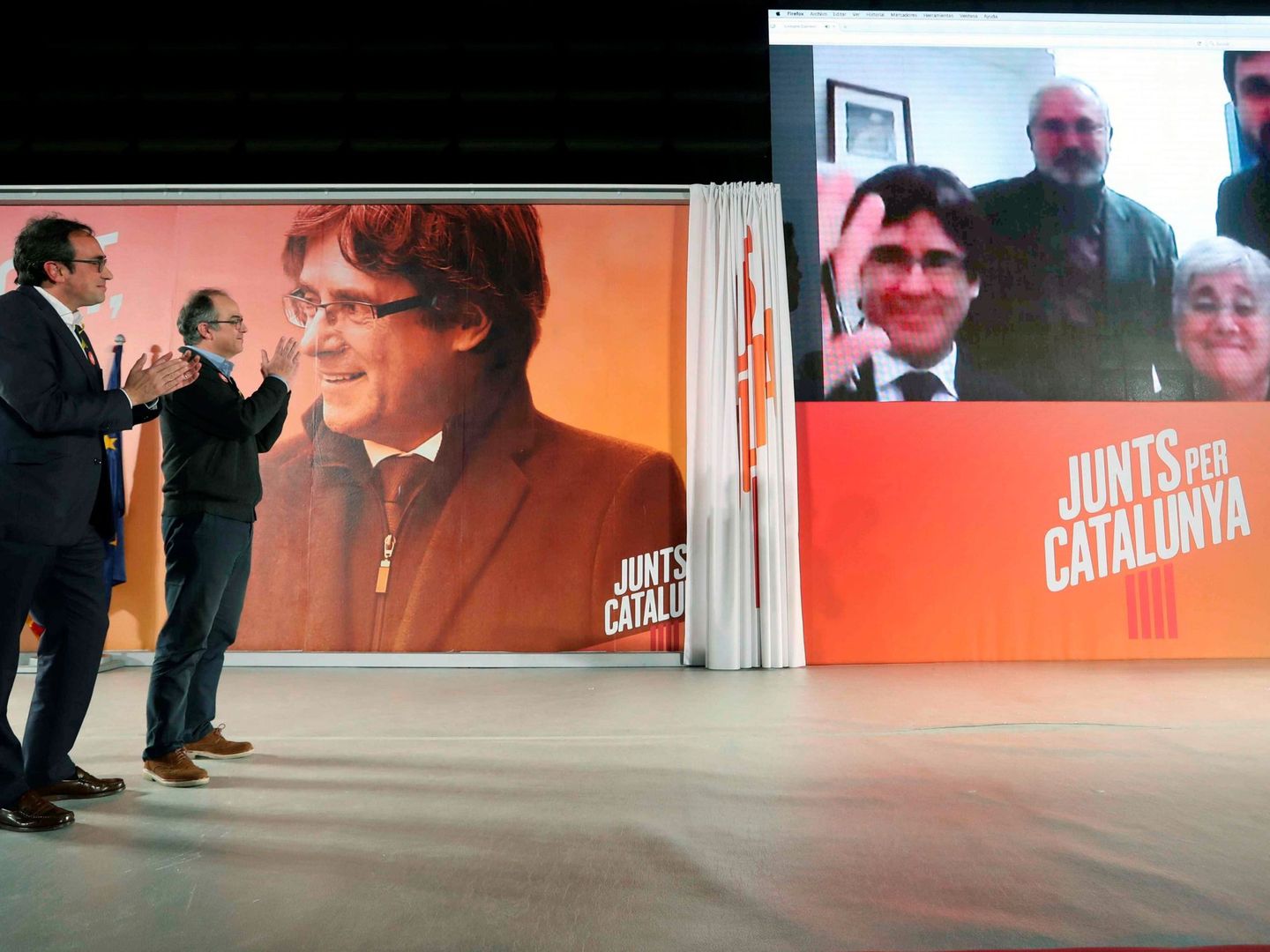 Los 'exconsellers' y candidatos de JxCAT Jordi Turull y Josep Rull (i) hablan por videoconferencia con el expresidente Puigdemont. (EFE)