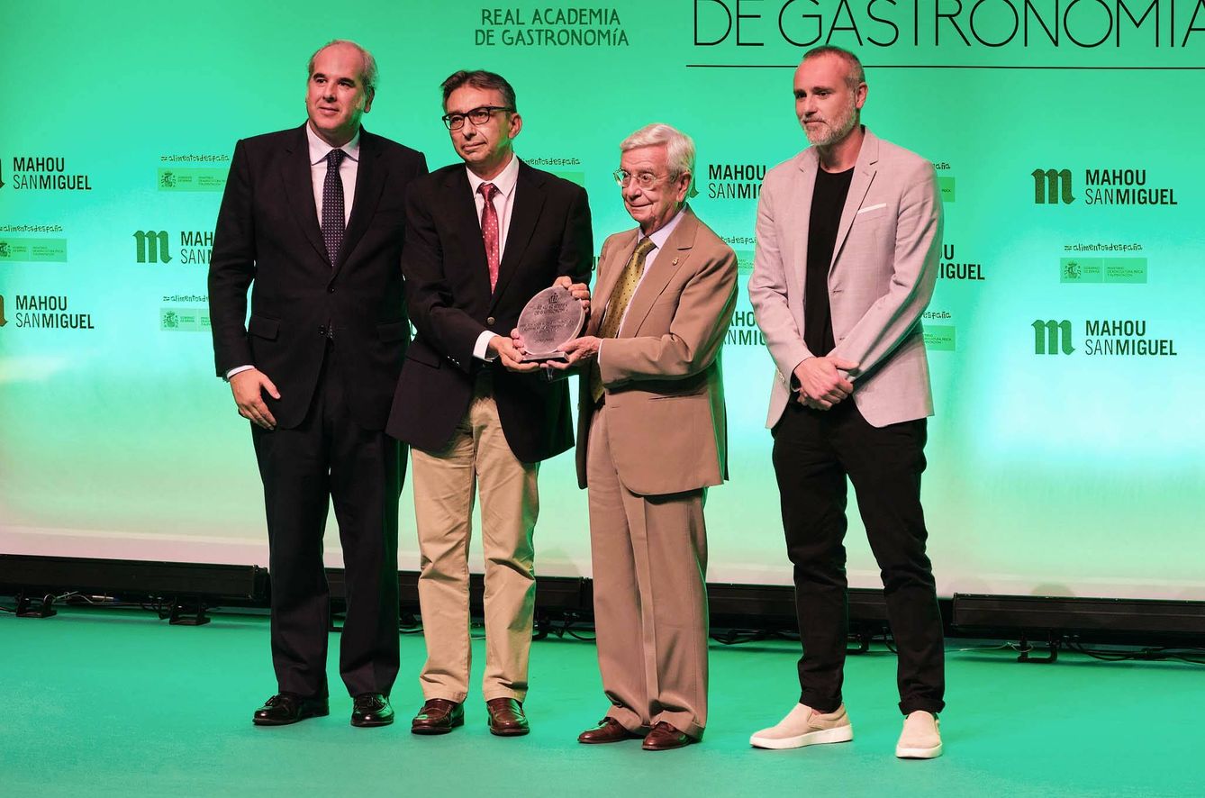 José López Miranda recogiendo el Premio de Investigación e Innovación Gastronómica por el estudio CORDIOPREV. Junto a él, Luis Suárez de Lezo, Rafael Ansón y el chef Rodrigo de la Calle. (RAG)