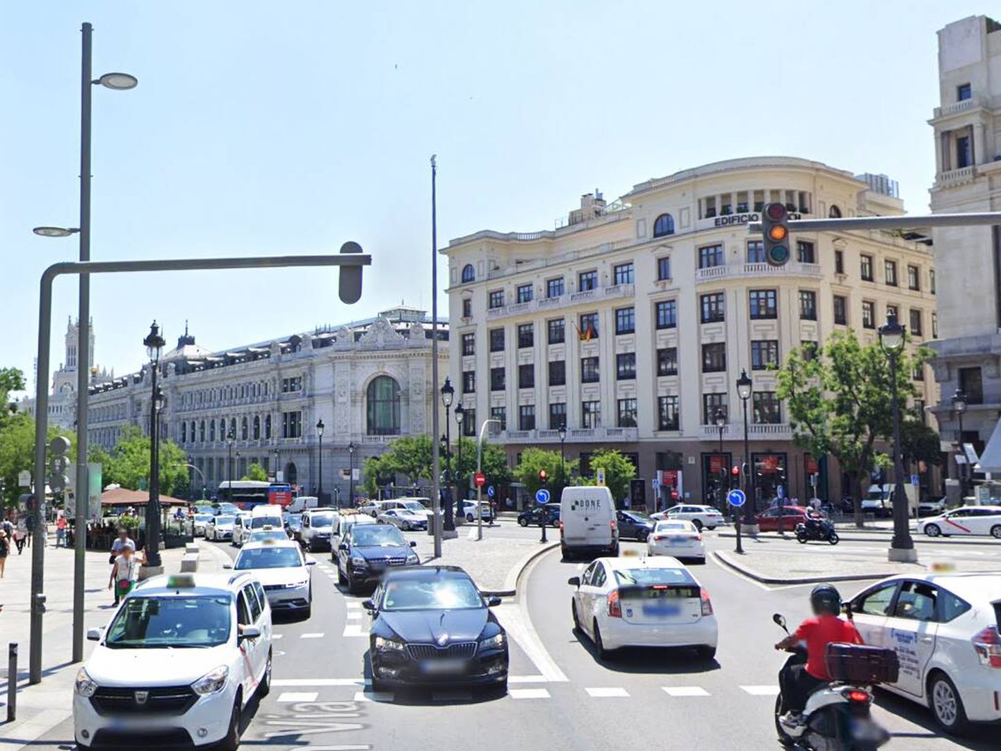 Diferencia de las farolas entre las calles de Alcalá y Gran Vía. (Streetview)