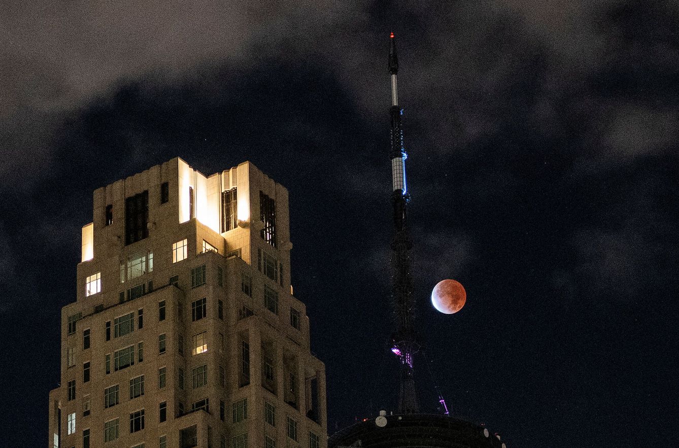 El eclipse lunar fotografiado al lado del One World Trade Center de Nueva York, Estados Unidos (REUTERS/ Eduardo Muñoz)