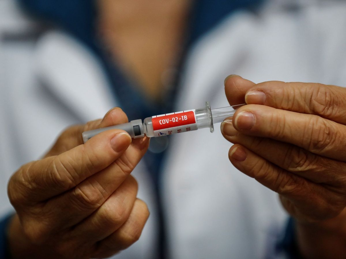 Foto: Una enfermera presenta la vacuna contra el covid-19. (EFE)