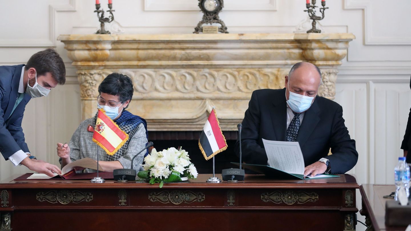 La ministra Laya junto a su homólogo egipcio Sameh Shoukry. (EFE)