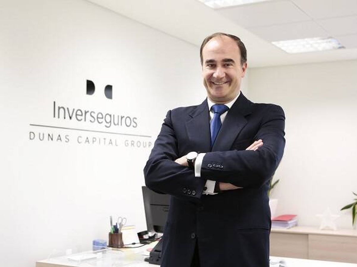 Foto: David Angulo, chairman de Dunas Capital, junto al logo de Inverseguros. (Cedida)