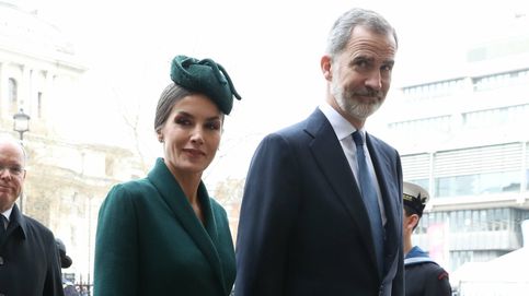 La reina Letizia, de verde oscuro y con tocado en el homenaje al duque de Edimburgo