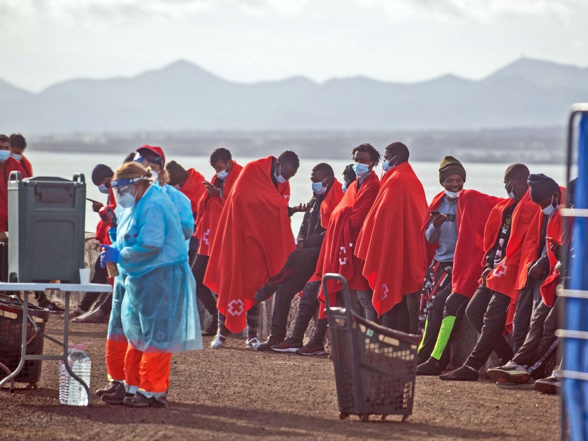 Foto: Salvamento marítimo rescata a un grupo de inmigrantes en Canarias. (EFE/Javier Fuentes)