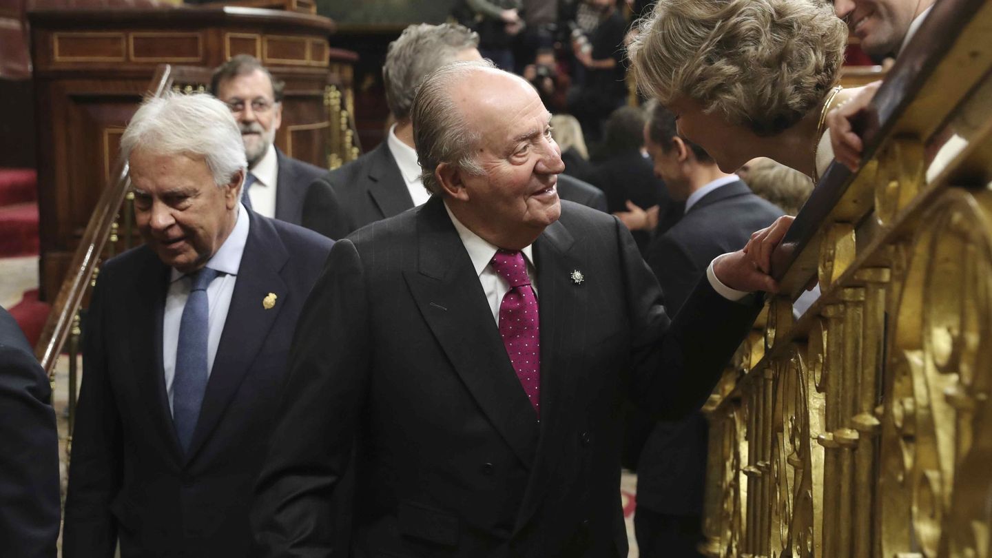 El rey emérito Juan Carlos y el expresidente del Gobierno Felipe González (i), durante el acto de conmemoración del 40 aniversario de la Constitución. (EFE)