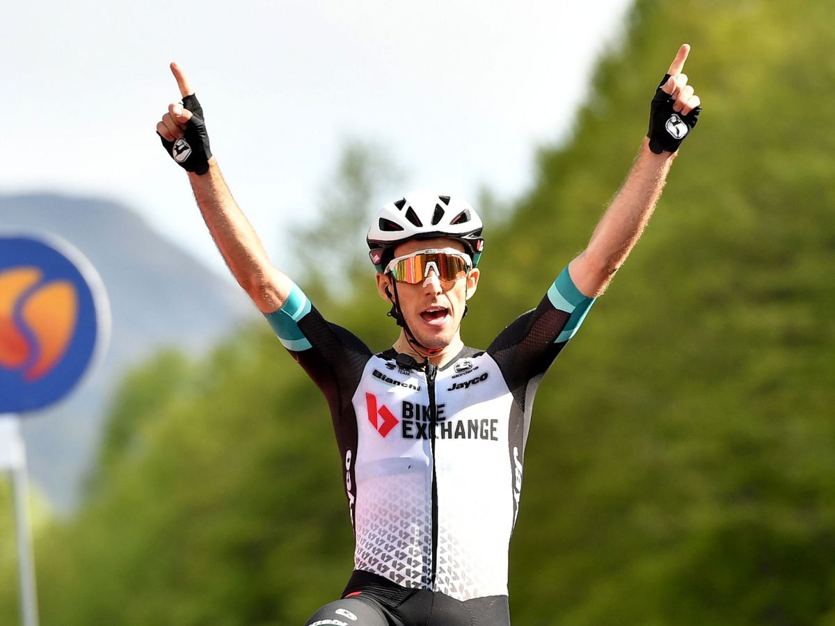 Foto: Yates celebra su victoria en la decimonovena etapa del Giro Italia. (Reuters)