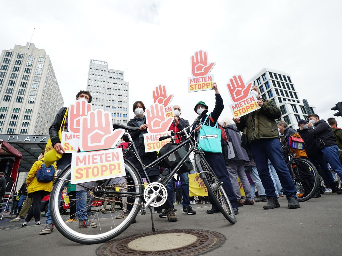 Foto: Manifestación contra los altos precios del alquiler de las viviendas en Berlín. (EFE)