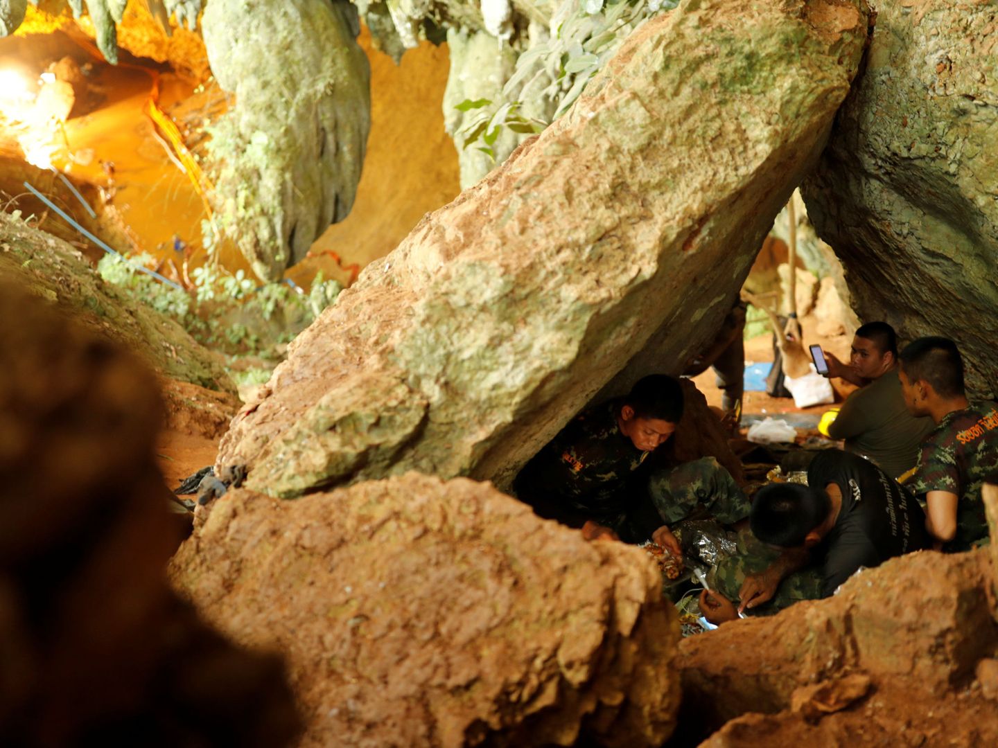 Un equipo de rescatistas en el complejo de la cueva Tham Luang. (Reuters)