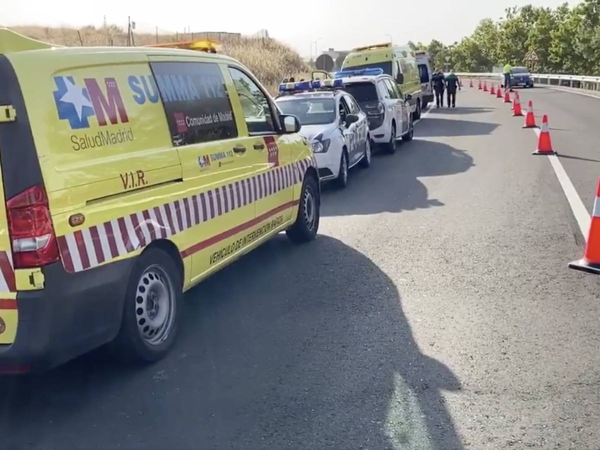 Foto: Agentes de Policía y una ambulancia en el lugar donde ha aparecido el primer cadáver. (Emergencias Madrid)